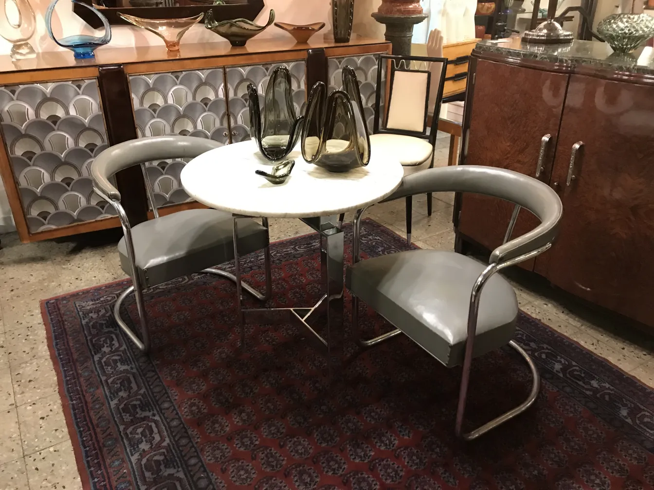 pezzi decorativi in vetro di murano con forme eleganti su un tavolo