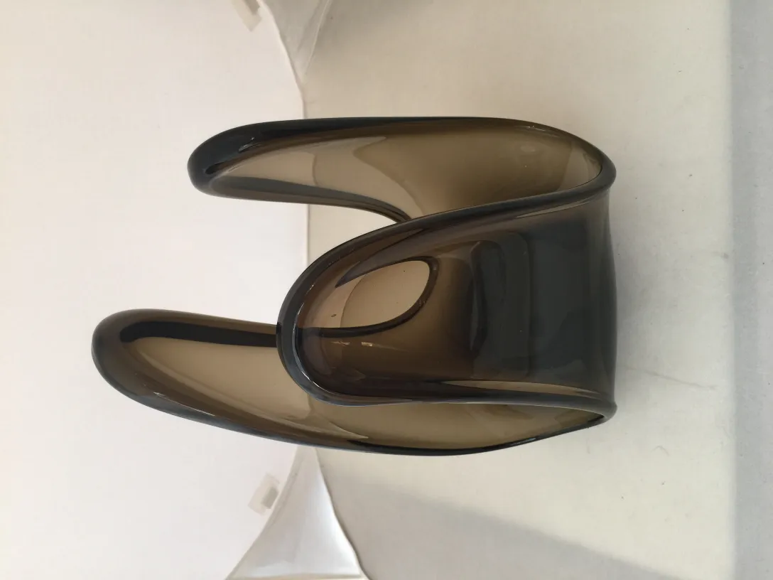 Antico vetro di Murano con curve morbide, colore affumicato