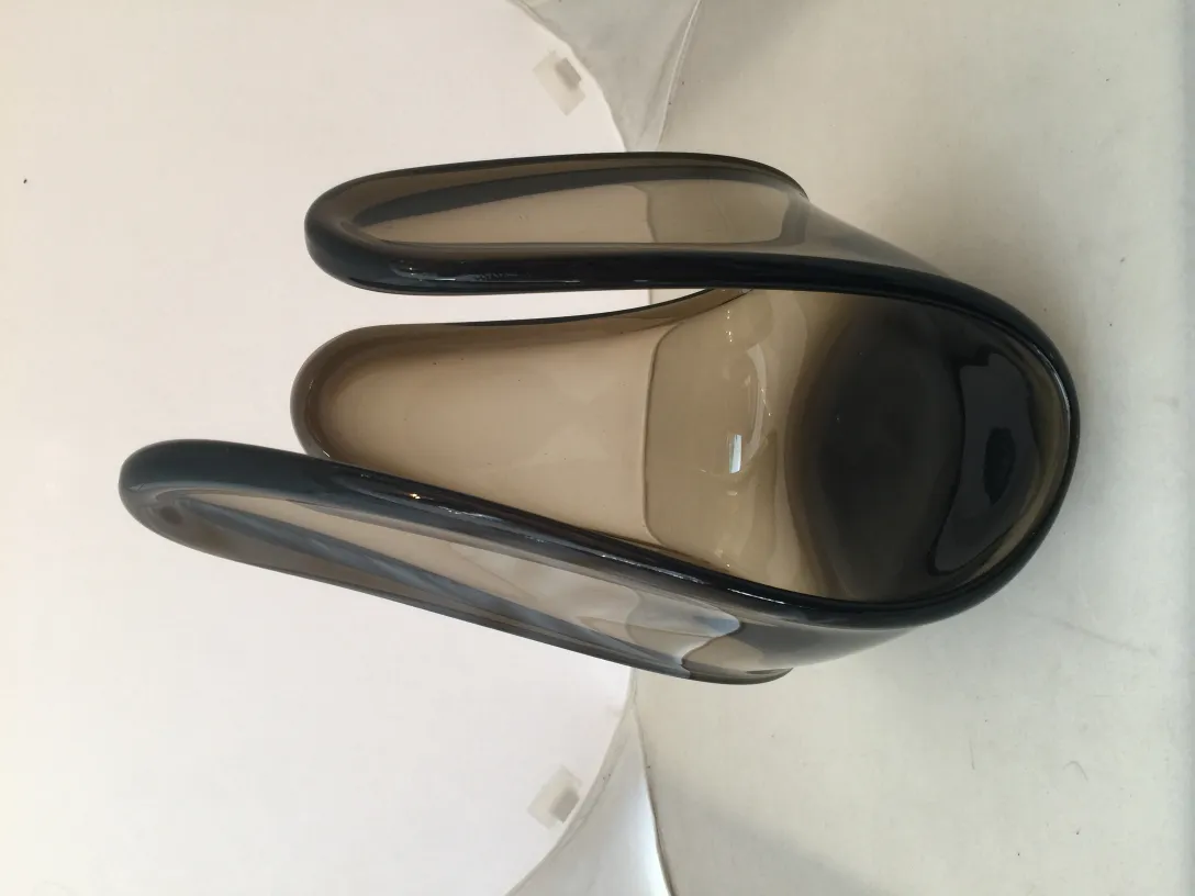 escultura de murano com formas fluidas e tons esfumados