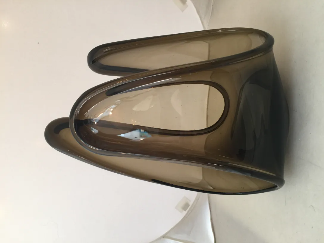 pezzo antico di vetro di Murano con forma elegante e colori scuri