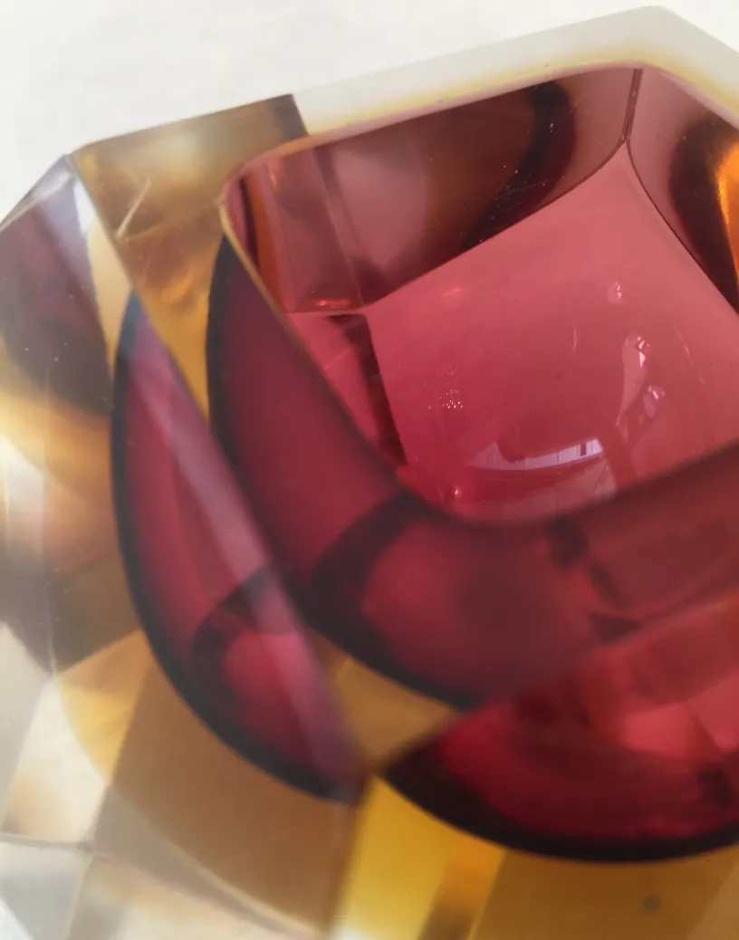 Ancien cristal de Murano avec des formes colorées et brillantes