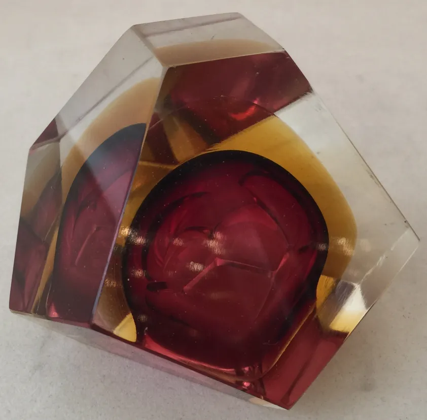 Bela figura de cristal de murano antigo em tons de vermelho e dourado