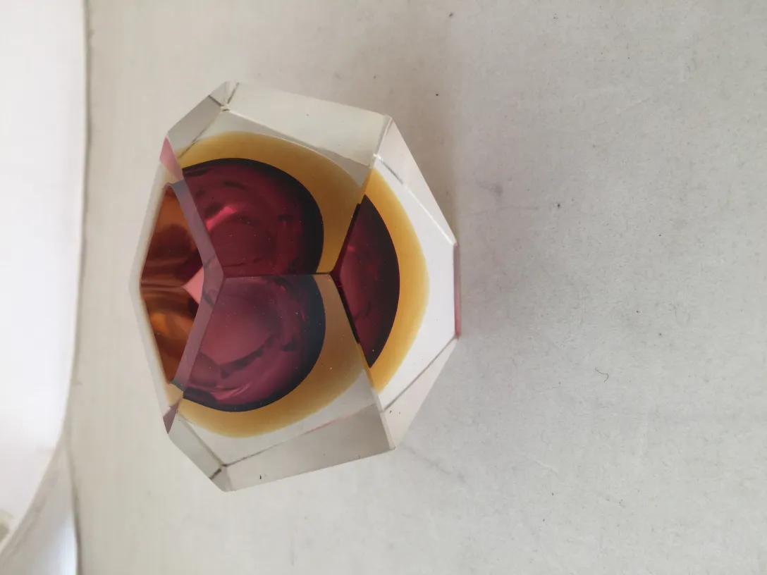 antico vetro di murano con colori vivaci e forme geometriche, decorativo