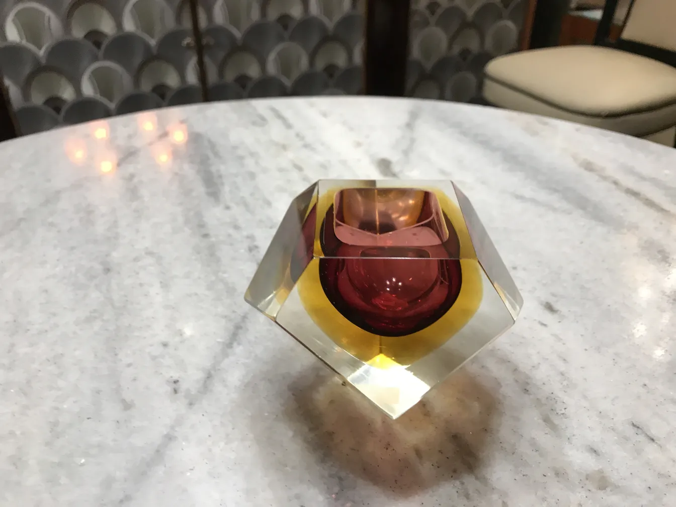 bellissimo vetro di murano in forma geometrica con colori vivaci