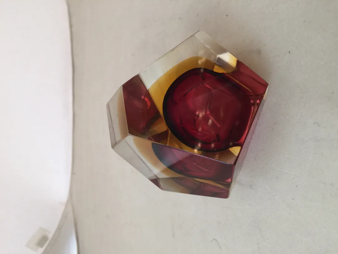 oggetto decorativo antico in vetro di murano a forma esagonale con tonalità rosse e gialle