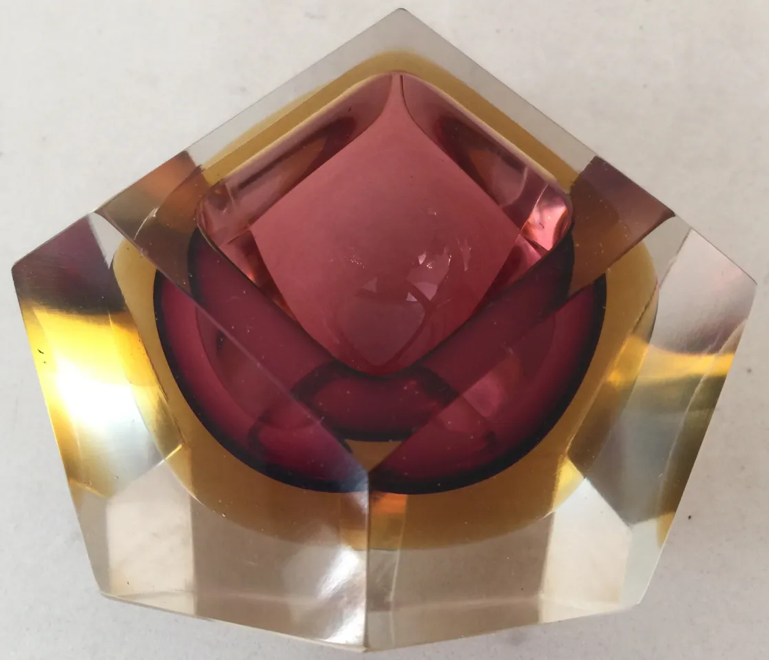 Antikes Murano-Glas in rot und gold, polygonale Form.