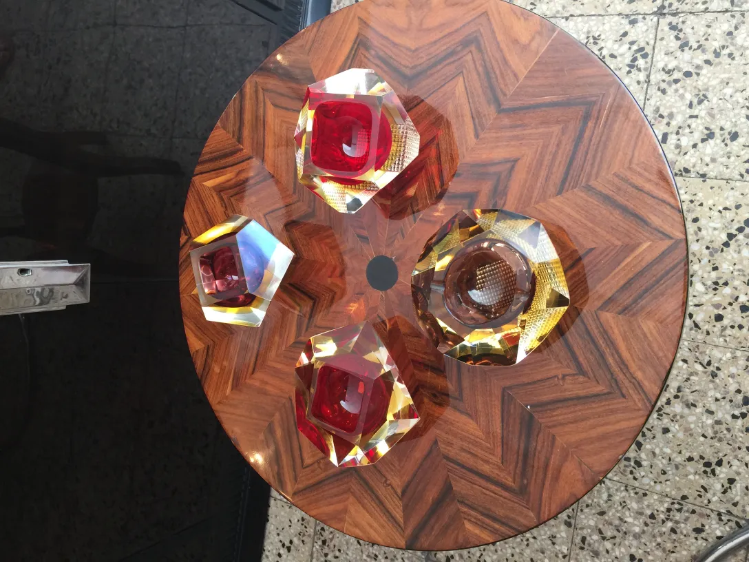 quatre pièces de cristal de murano sur une table décorative