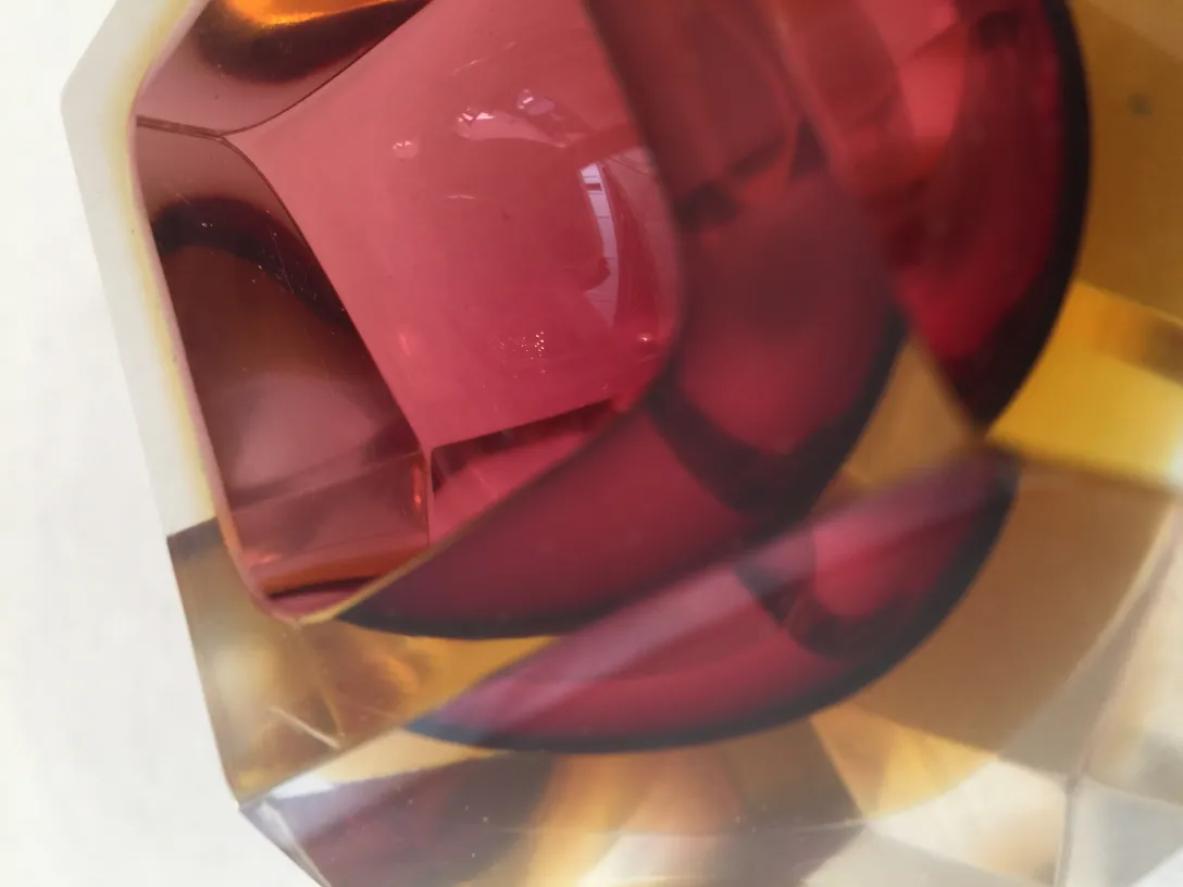 Cristal de Murano ancien, coloré et brillant avec des formes géométriques.