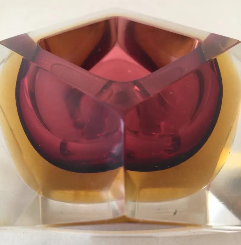 古董物品的穆拉诺玻璃上有丰富的色彩形状