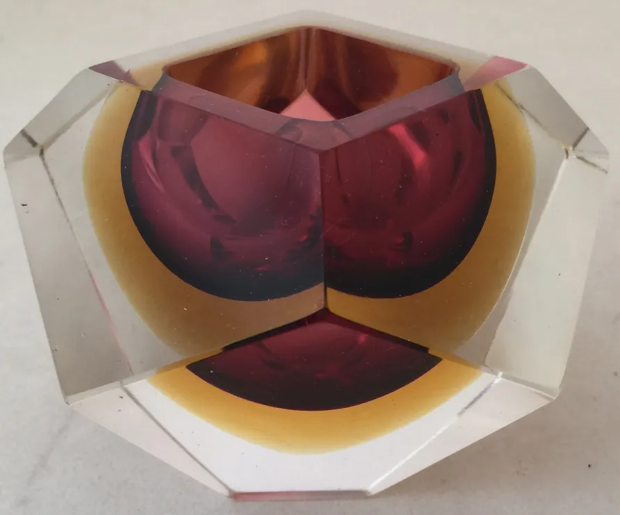 Cristal de Murano antigo com cores vibrantes e formas únicas