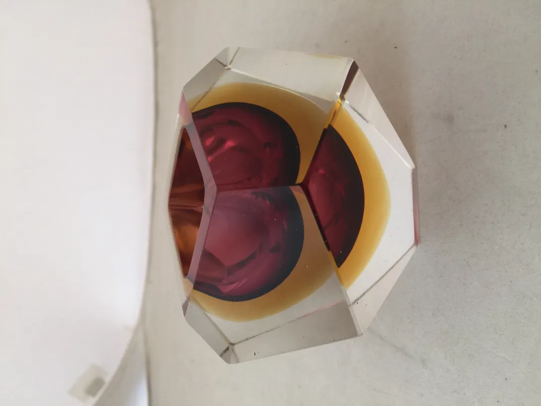 antik murano-glas mit leuchtenden farben und einzigartigen formen