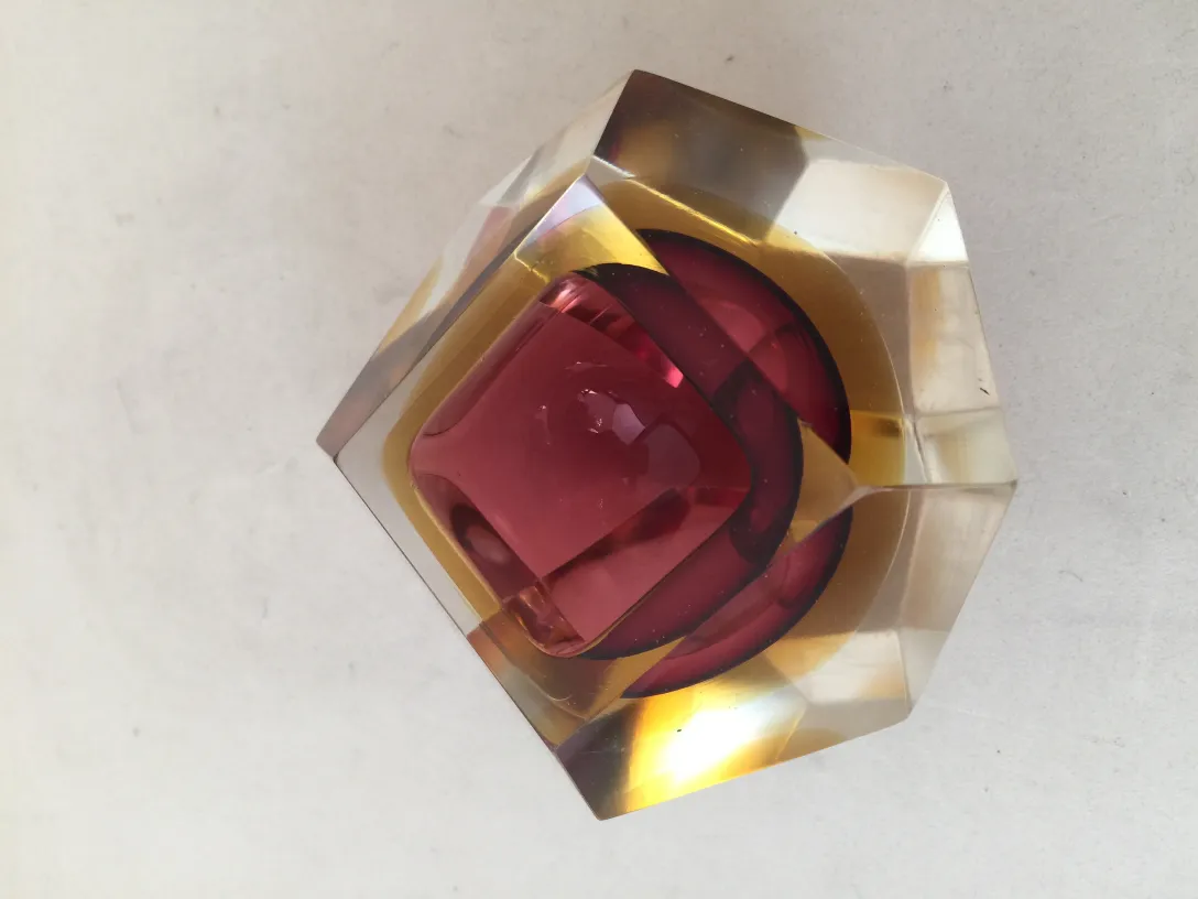 acabado en rojo con detalles dorados en un diseño antiguo