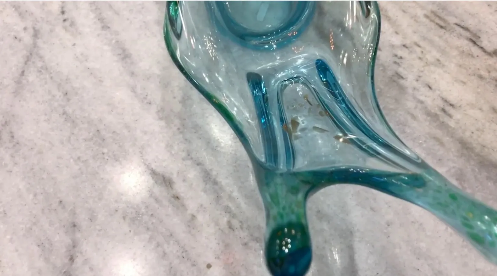 ancienne pièce en cristal de murano sur une table claire