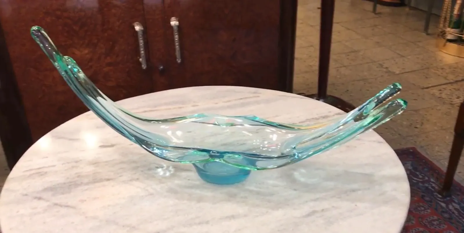 lindo cristal de murano em forma ondulada azul