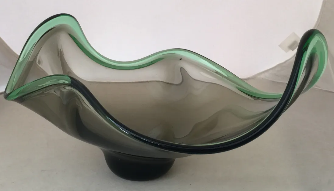 pieza en forma ondulada de cristal de murano en tonos oscuros y verdes