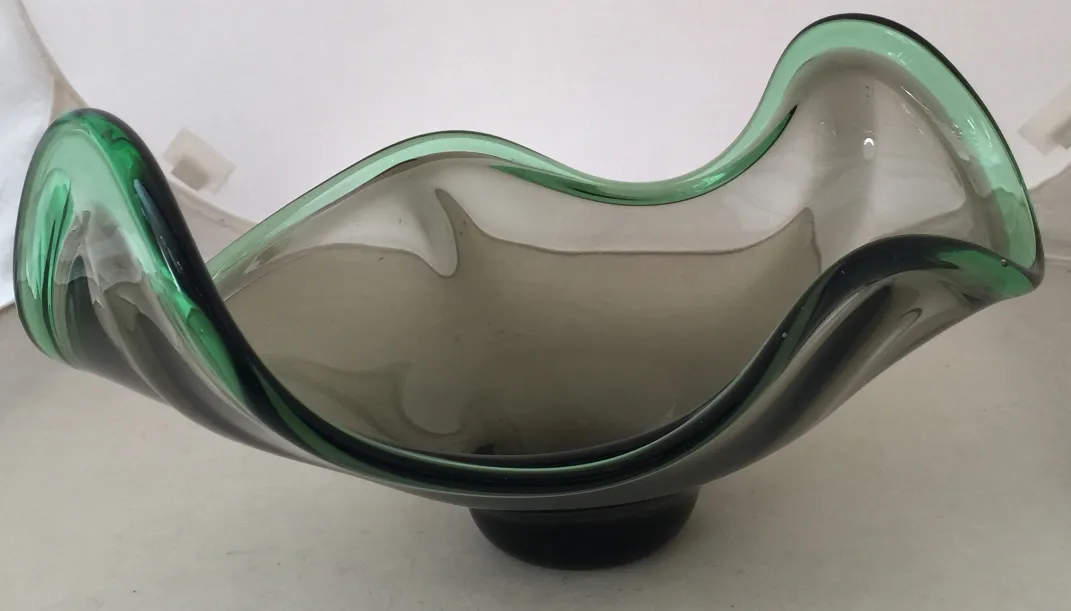 Antiguo cristal de Murano en forma ondulada con tonos verdes y grises