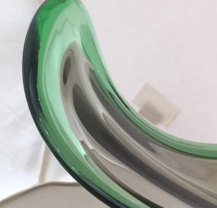 Antigo cristal de Murano em verde brilhante com design curvado.