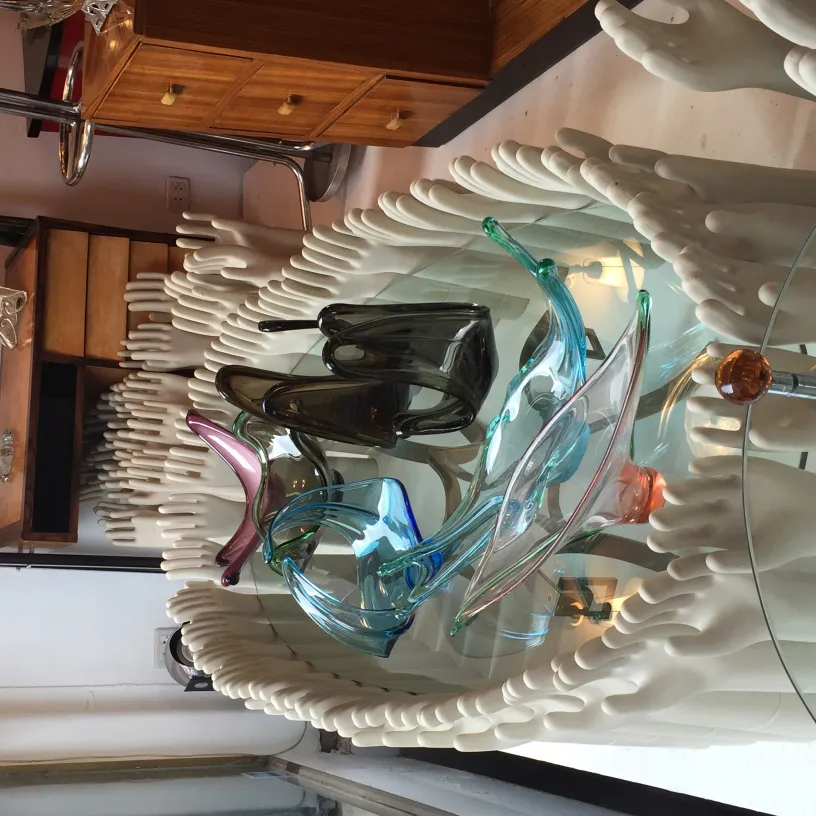 arte em cristal de murano com formas fluidas e cores vibrantes sobre uma mesa branca