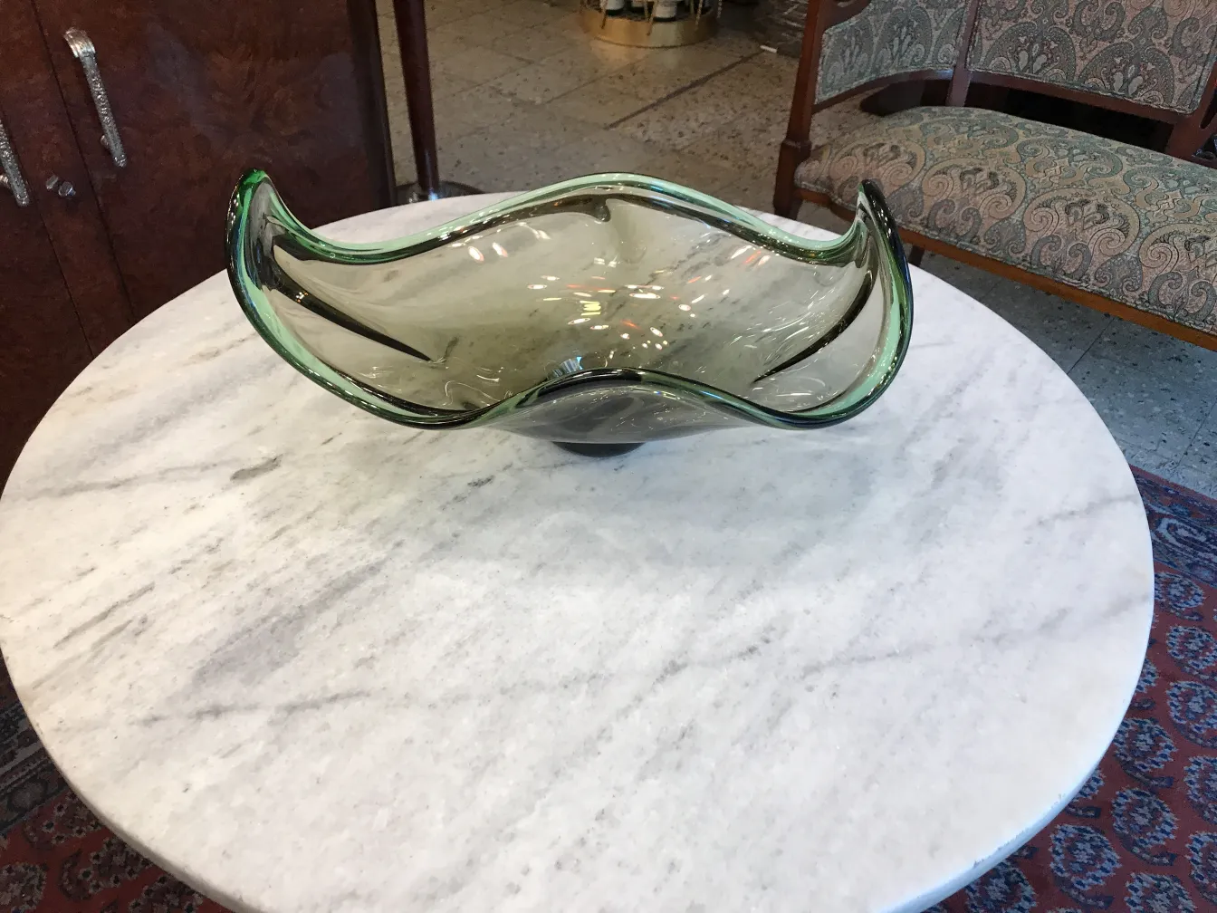 decorativa pieza de cristal de murano con forma ondulada en mesa