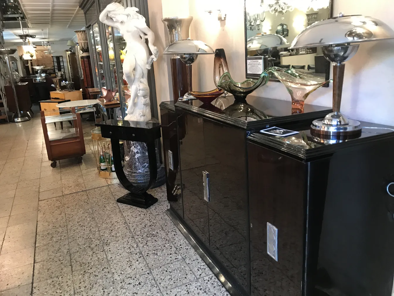 Antikes Murano-Glas mit eleganten Formen und kräftigen Farben in einer dekorativen Umgebung.