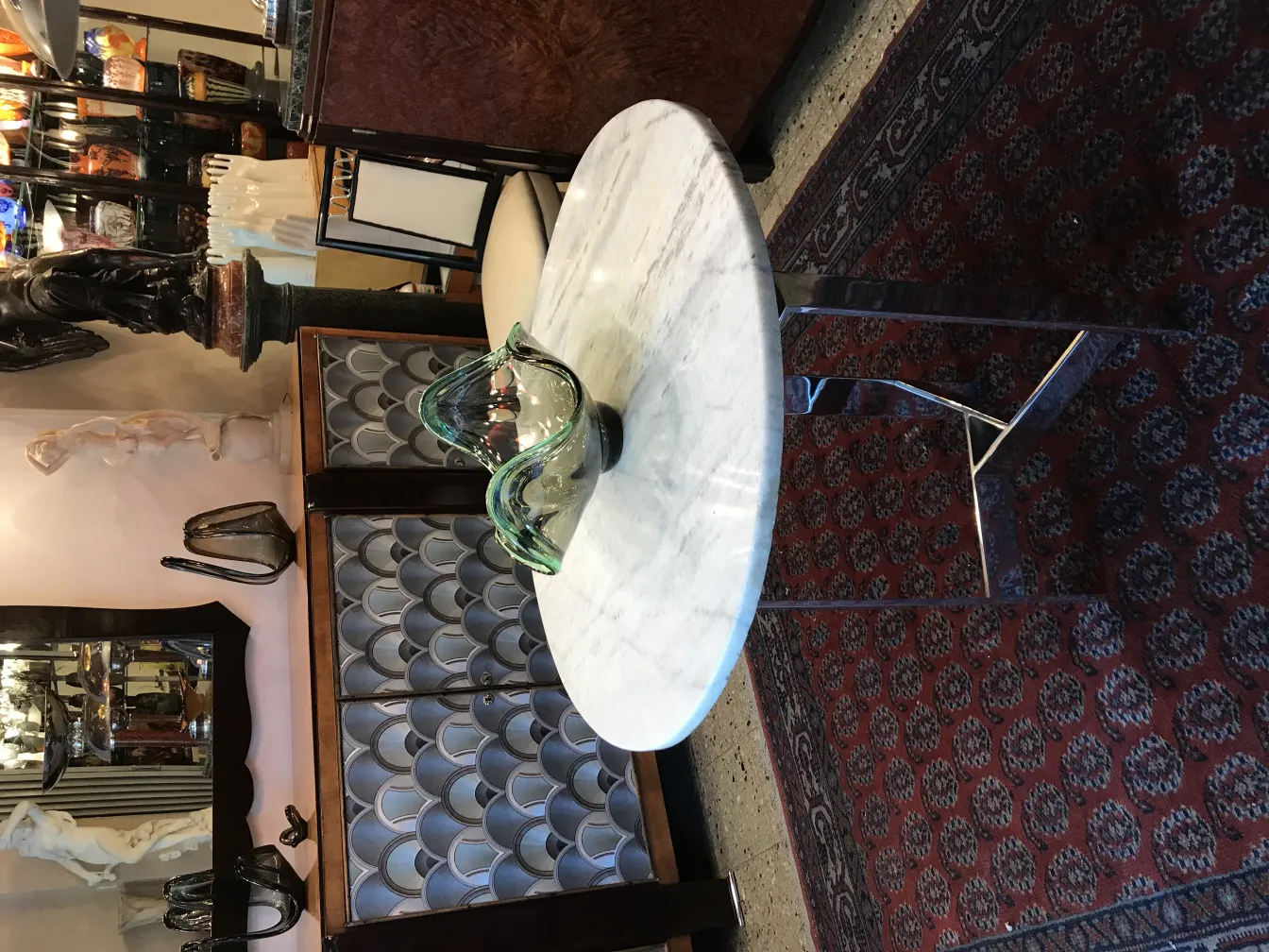 lindo cristal de murano em forma ondulada sobre a mesa