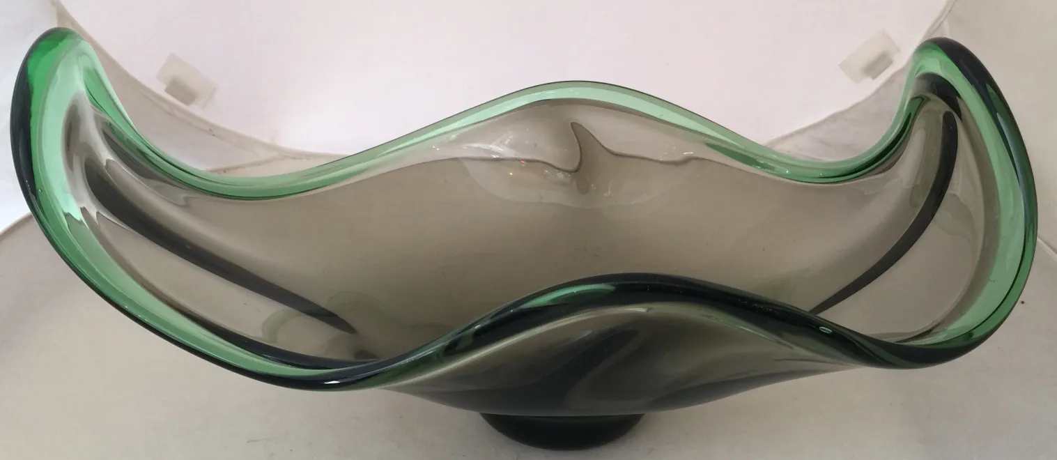 Cristal de Murano antigo com forma ondulada em verde e cinza escuro