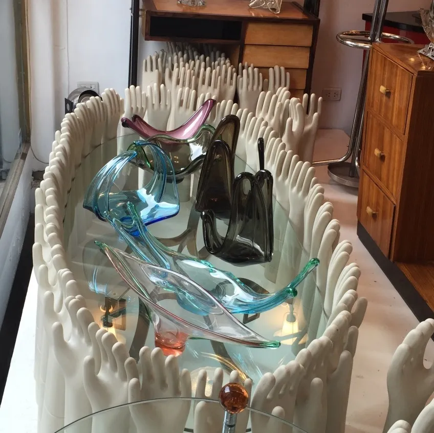 pezzi di vetro di Murano colorati ed eleganti in un ambiente antico.