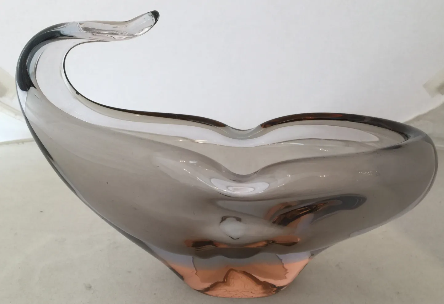 antike murano-glas vase in grau und rosa, elegante gebogene form