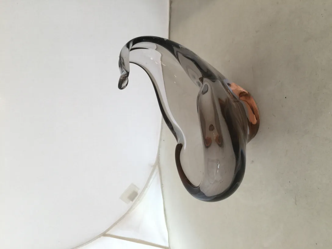 antigo cristal de murano com forma elegante e cor fumê