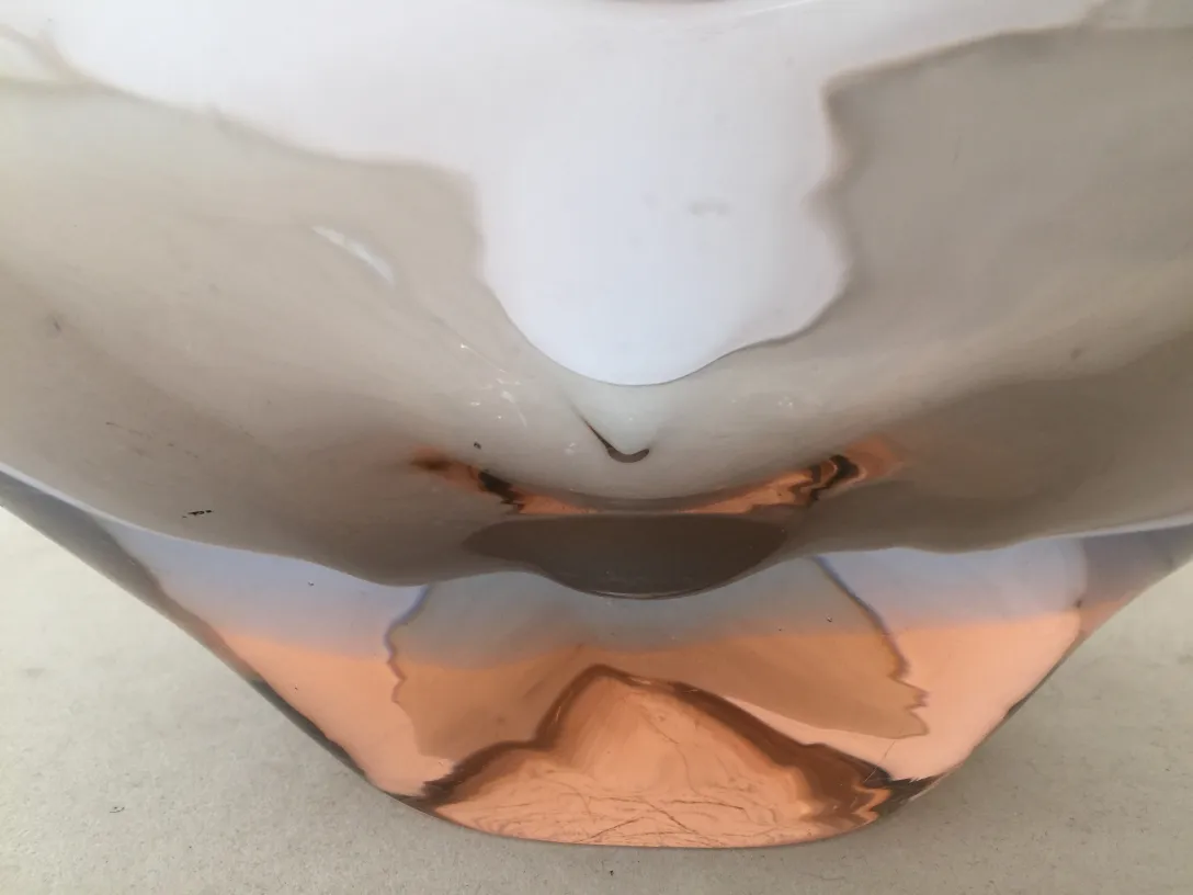 Vaso antico in vetro di Murano con forme fluide e colori caldi.