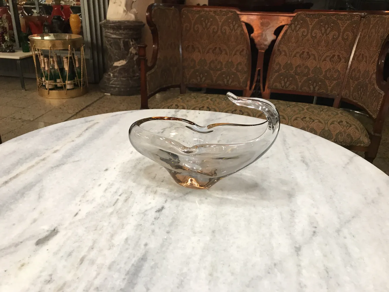 hermosa pieza de cristal de murano con forma especial sobre mesa de mármol