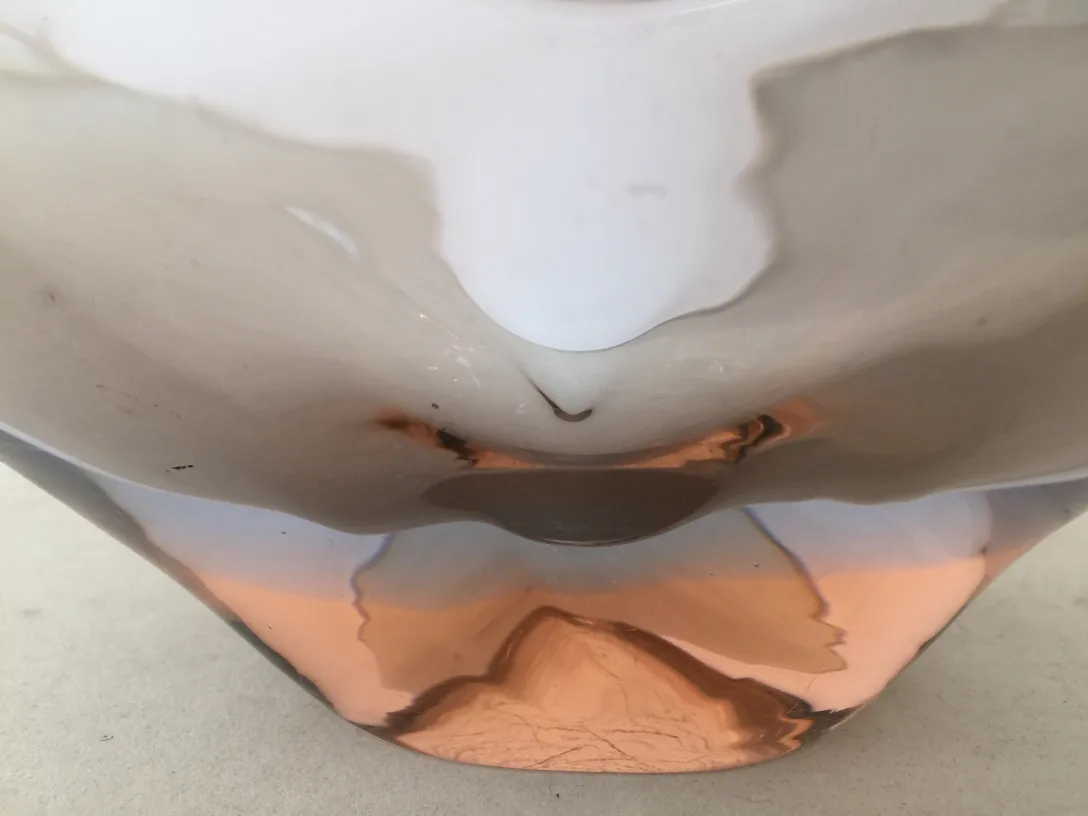 détail d'un ancien cristal de murano en rose et blanc