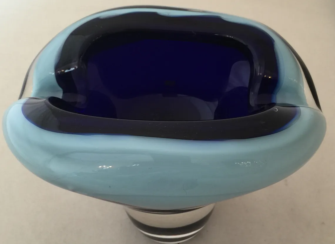 Antiguo cristal de Murano azul con forma decorativa