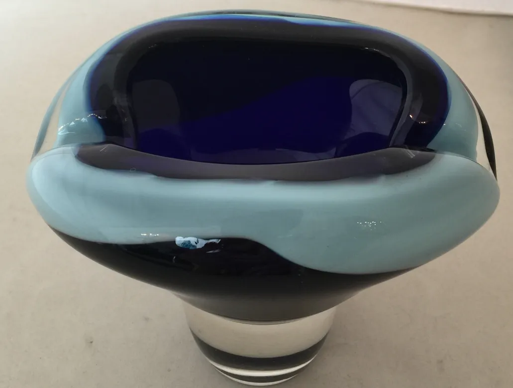 antico vaso in vetro di murano nei colori blu e nero