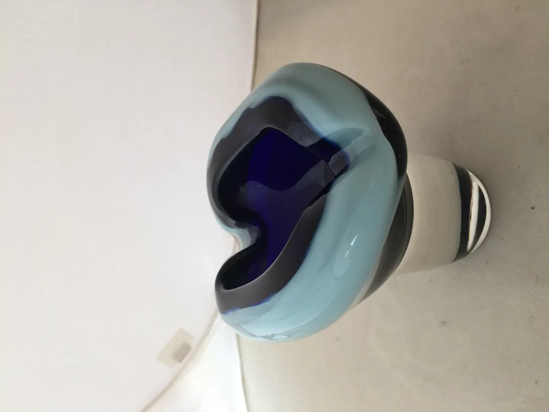 Vaso antico in vetro di Murano blu e nero con forme eleganti.