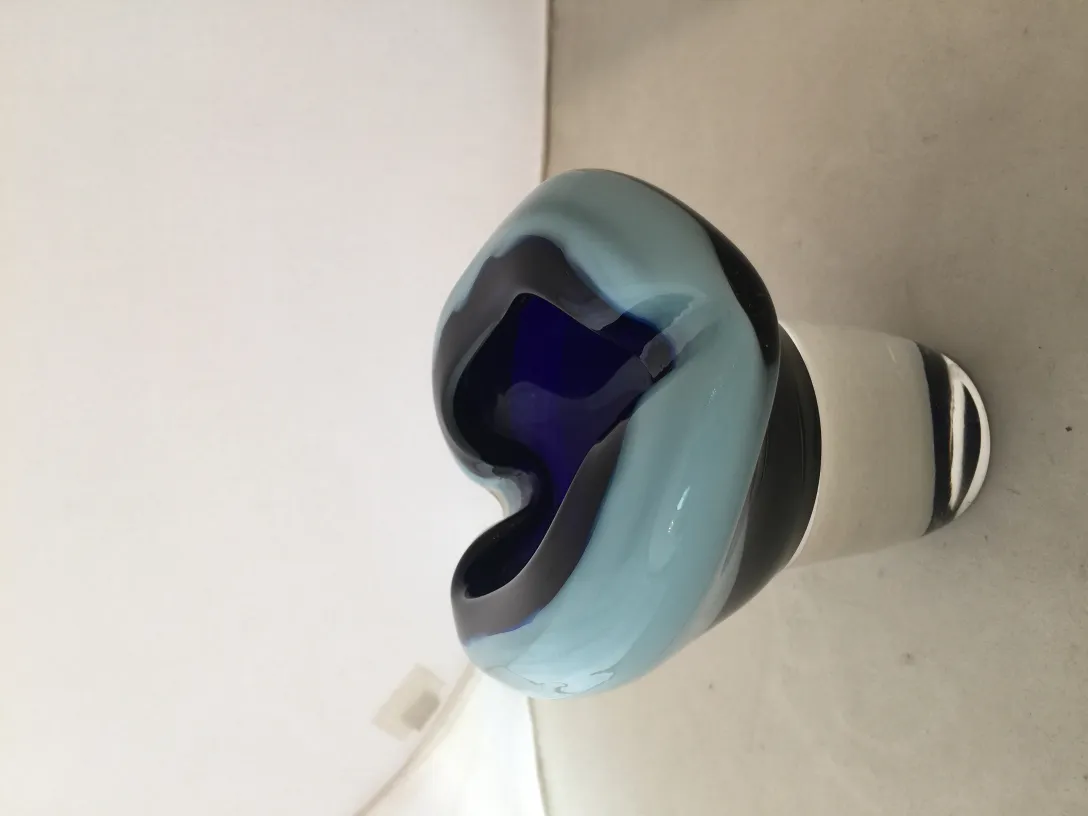 pièce décorative ancienne en cristal de murano avec des couleurs bleues et noires