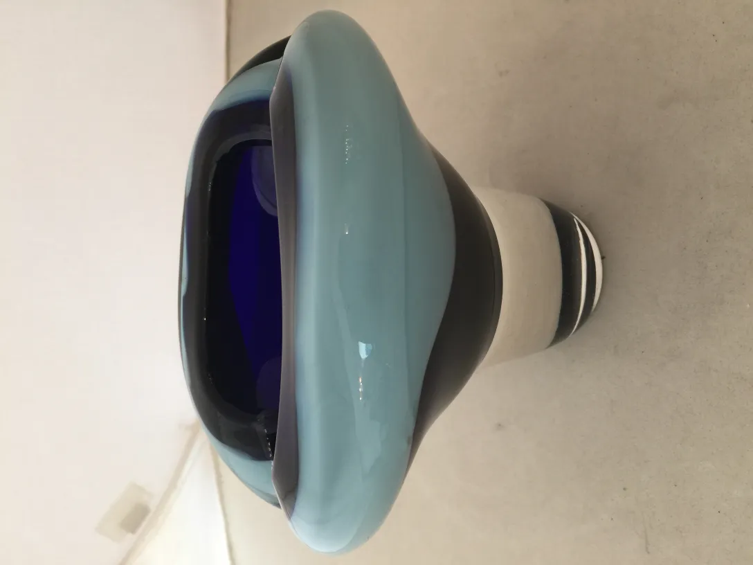 Antikes Murano-Glas mit dekorativen Formen in Blau- und Grautönen.