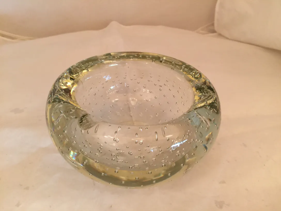 ancienne pièce en cristal de murano avec des formes arrondies et des bulles, fond clair