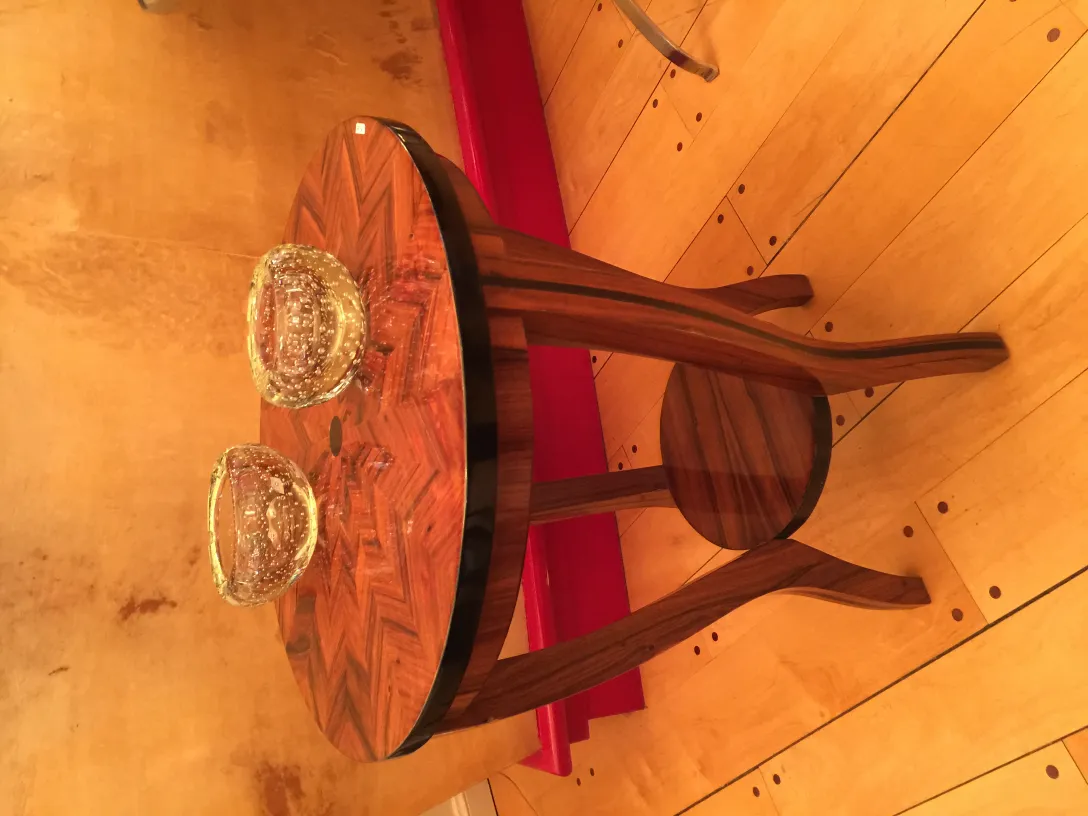 deux bols en cristal de murano sur une table décorative