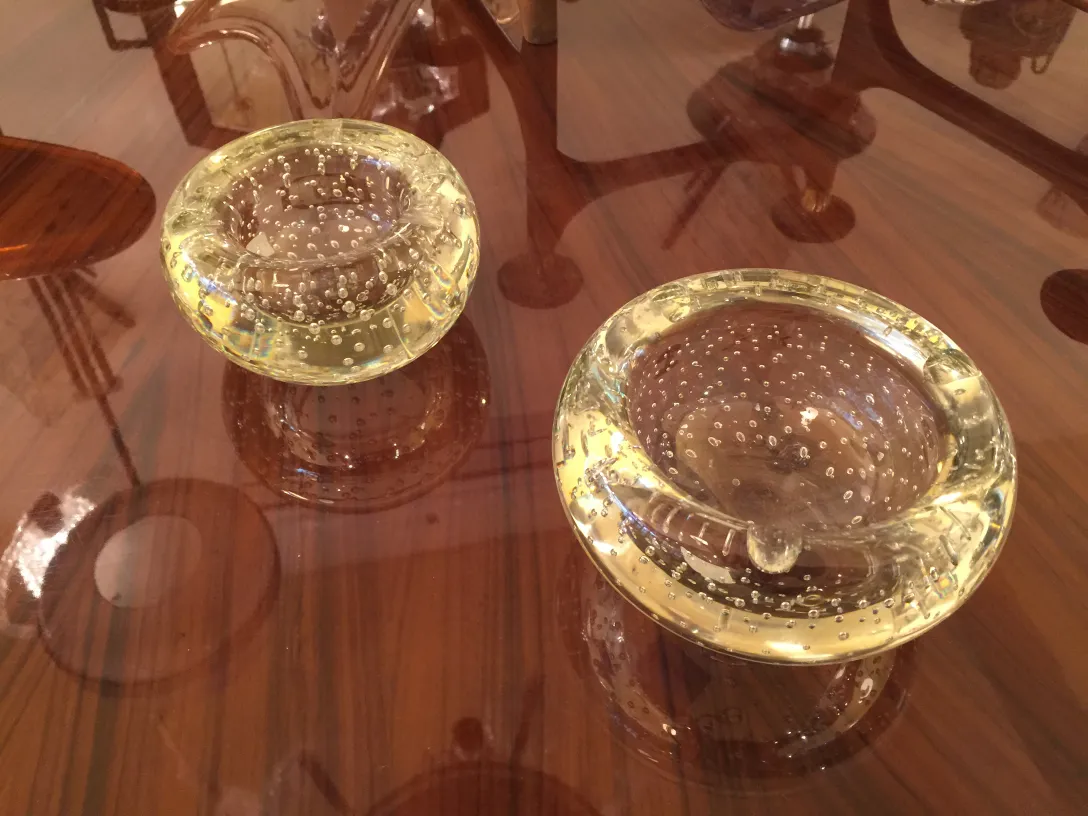 deux pièces de cristal de murano ancien avec des bulles sur une table en bois