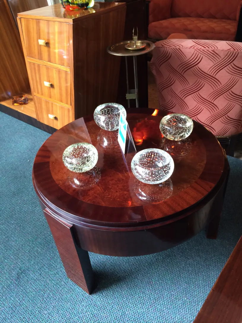 Trois pièces de cristal de Murano sur une table ronde.