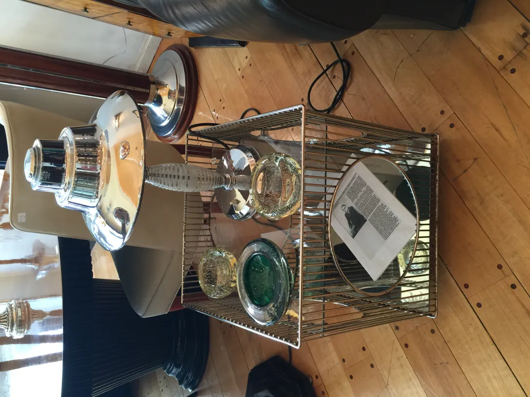 decoração antiga de cristal de Murano com formas únicas e cores vibrantes, detalhes de um ambiente acolhedor