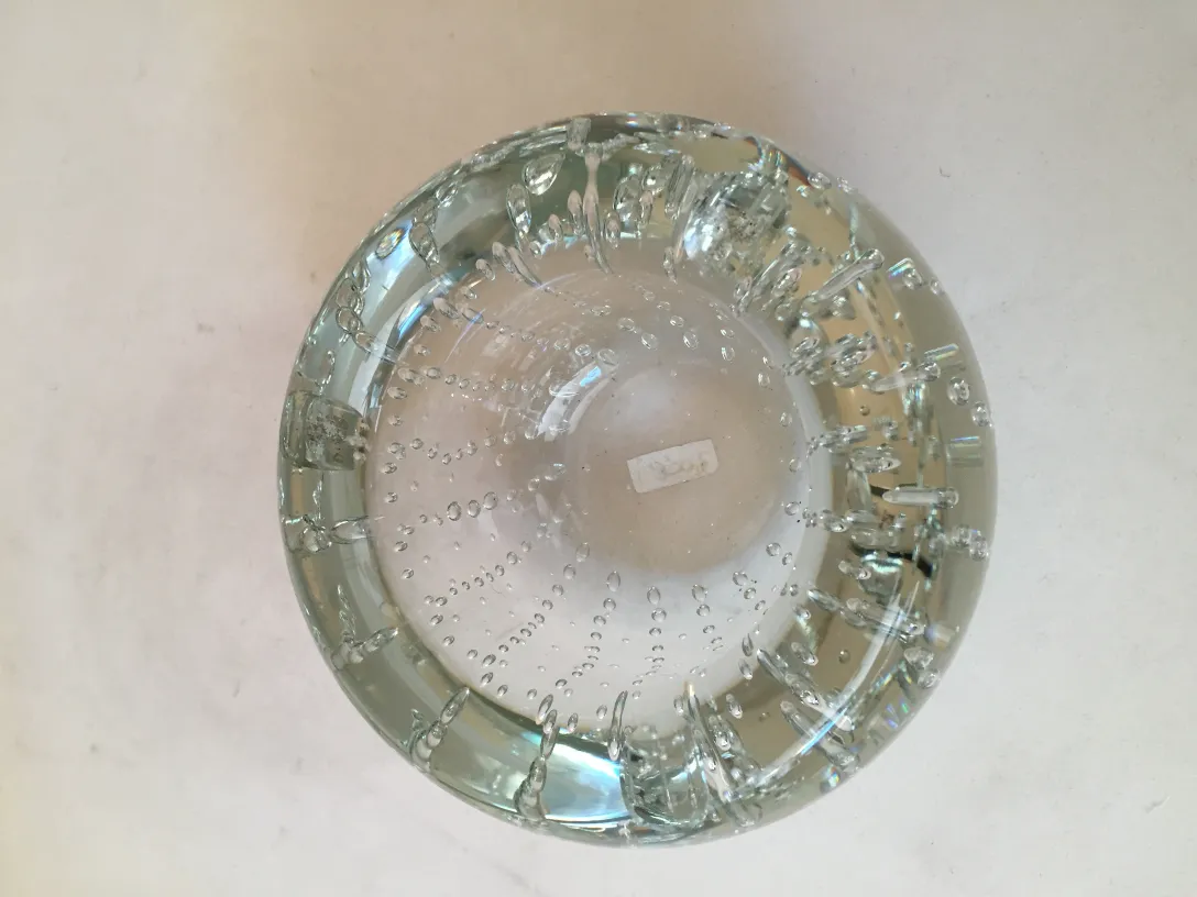 Cristal de Murano antiguo con burbujas en un fondo neutro