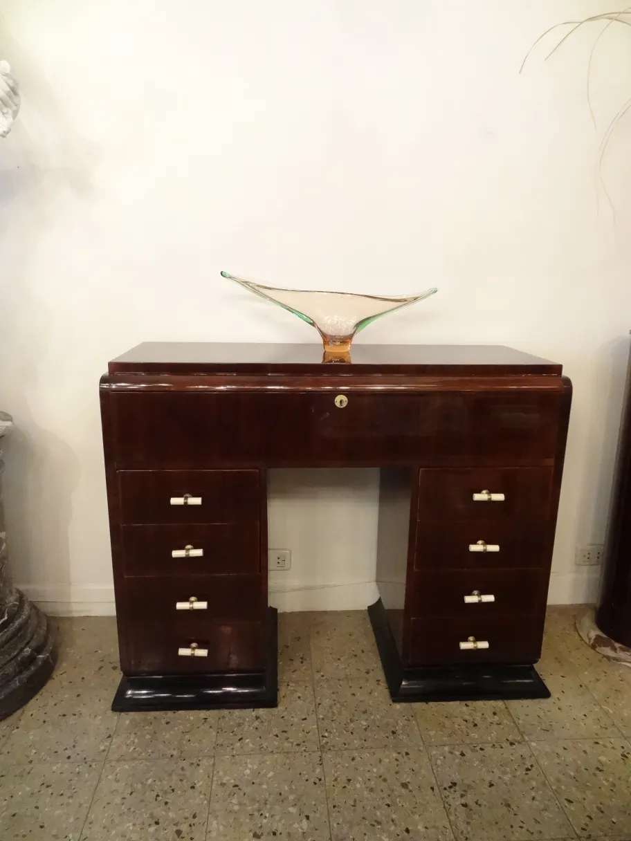 古老的穆拉诺玻璃，呈锥形放在家具上