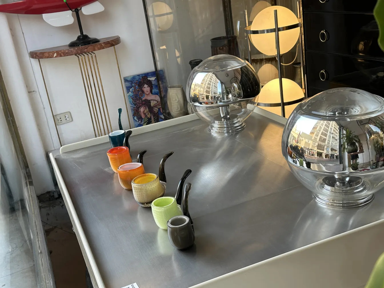 vases en cristal de murano de différentes couleurs sur une table