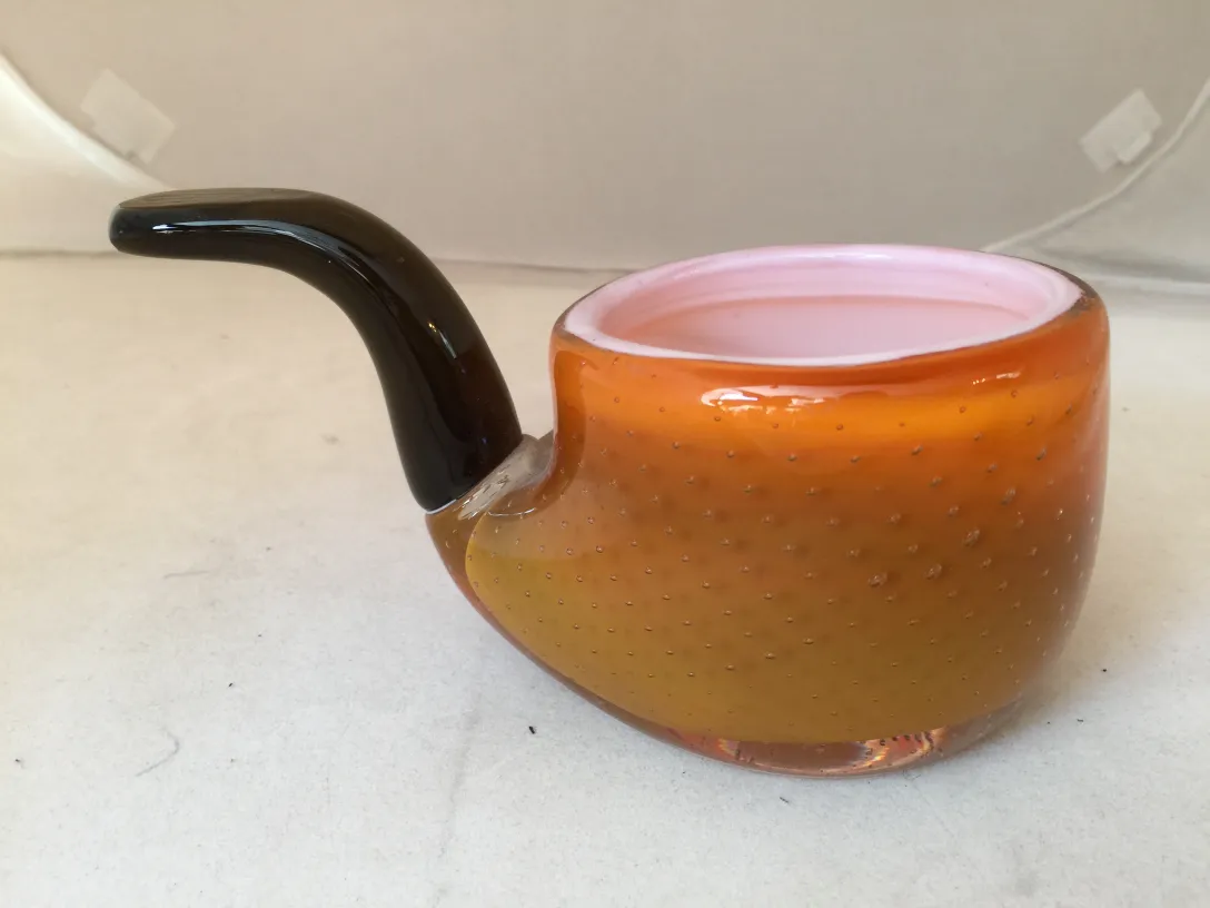 琥珀色の古いムラーノガラスカップと黒いくちばし