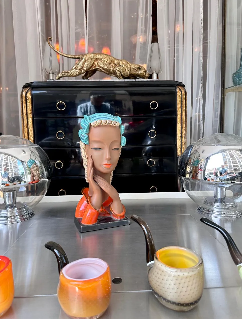 busto decorativo y cristales de murano en un ambiente elegante