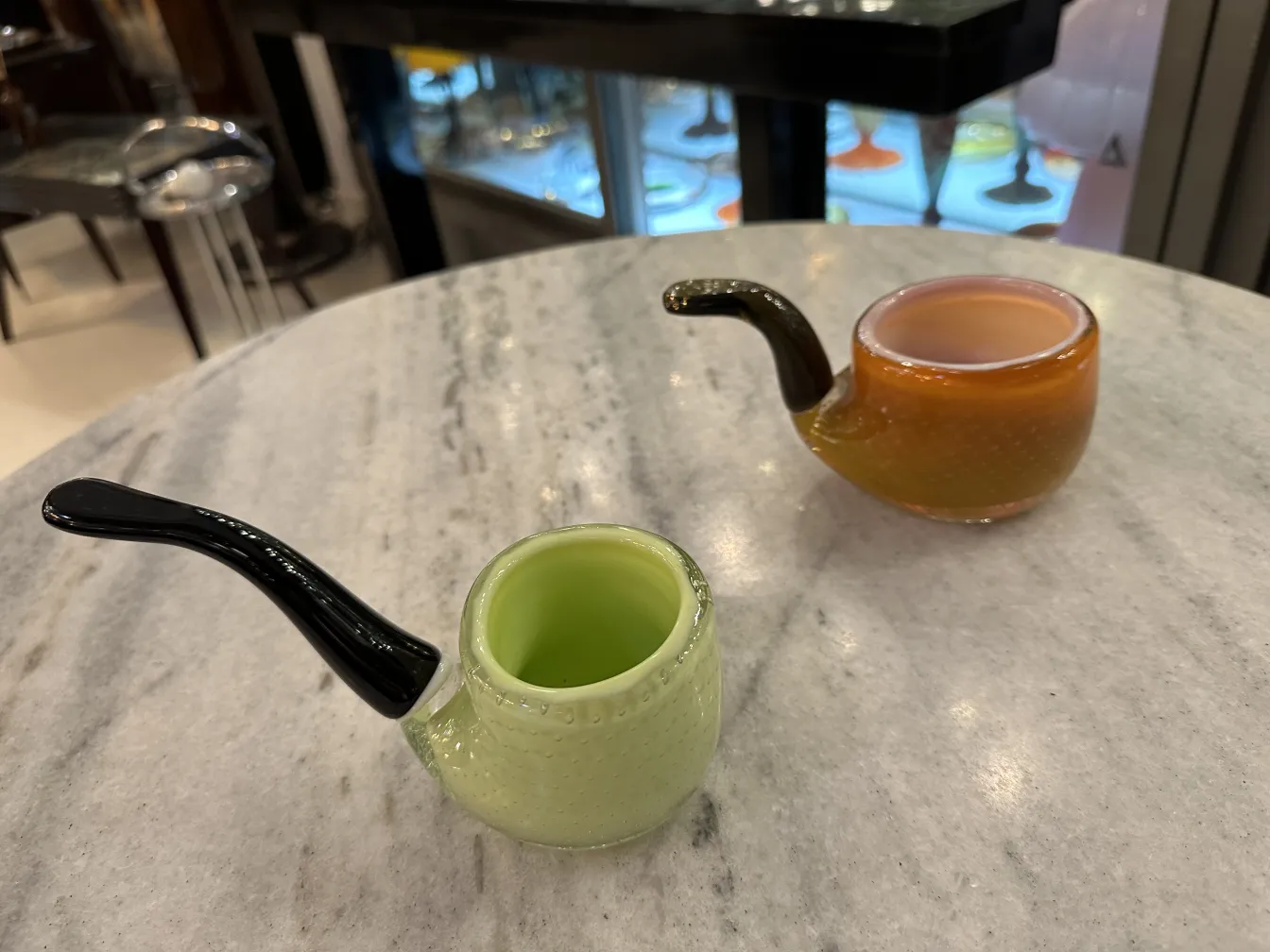 deux anciens cristaux de murano de couleurs différentes