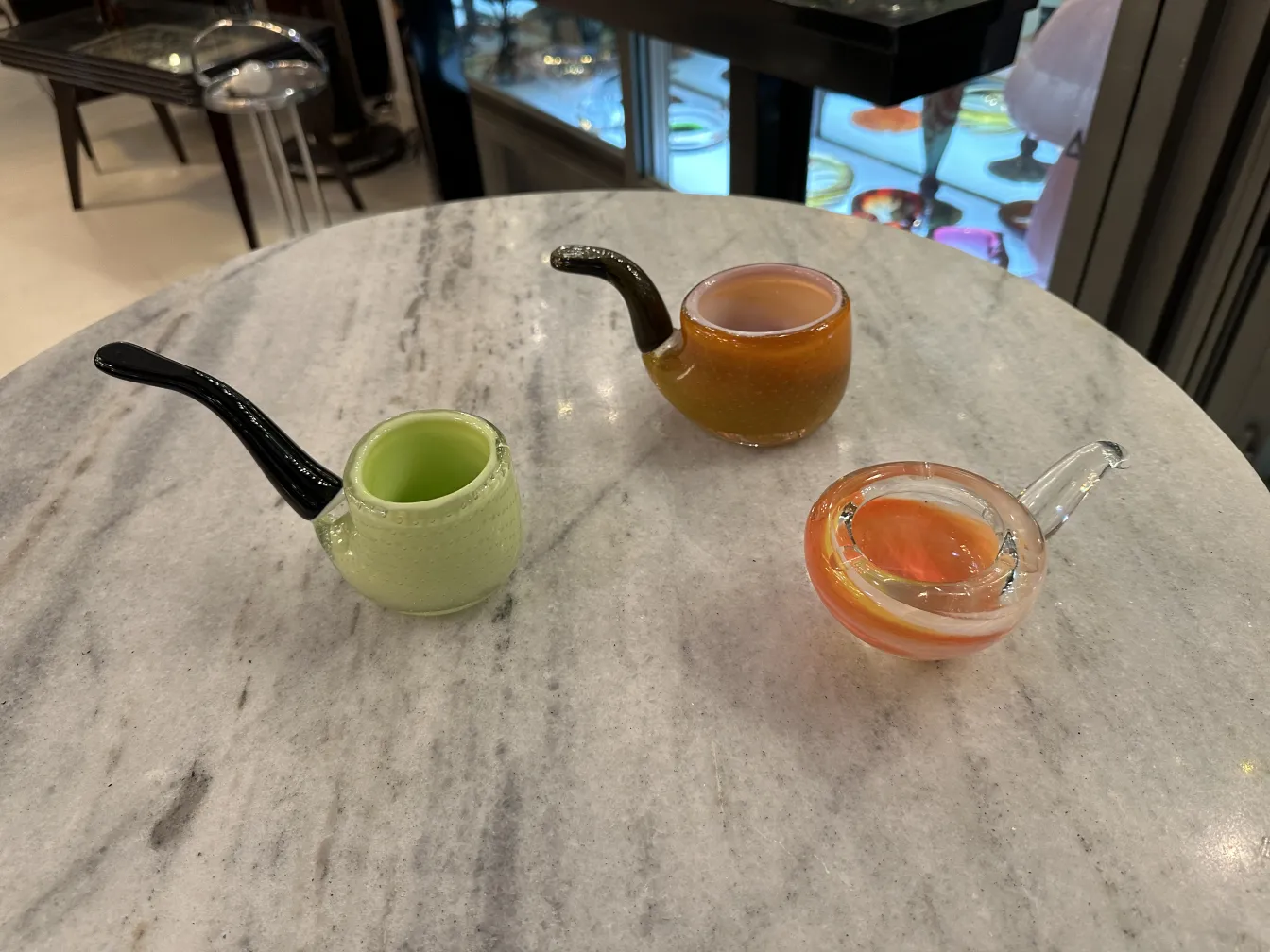 異なる色の3つの古いムラーノガラスがテーブルに