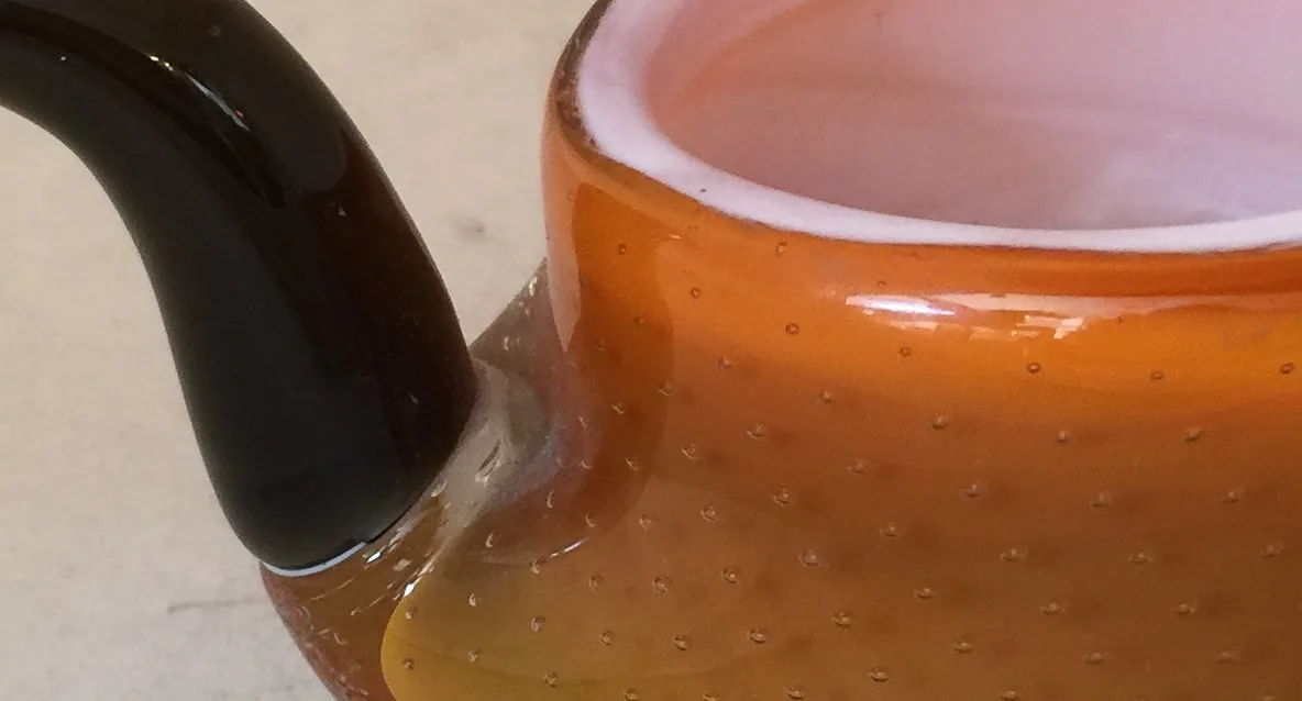 vaso antico in vetro di murano color ambra con manico nero